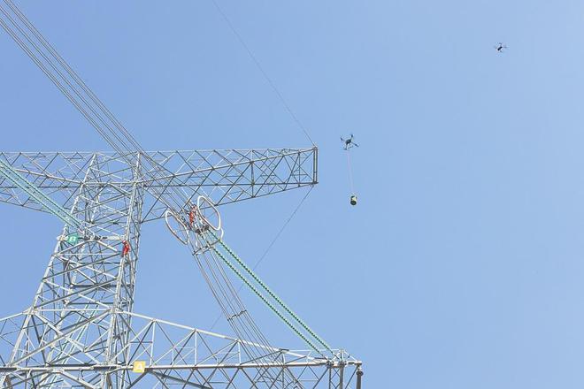 云南电网采用“载重无人机+机器人”带电修补500千伏架空地线